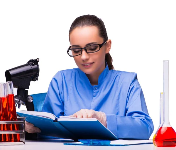 Jeune femme médecin en laboratoire isolée sur blanc — Photo