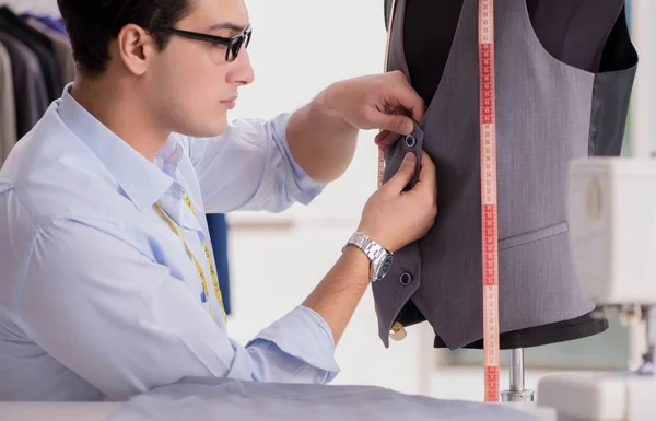 Un tânăr croitor care lucrează la haine noi — Fotografie, imagine de stoc