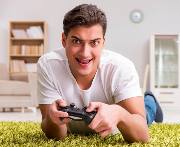 Homem viciado em jogos de computador — Fotografia de Stock