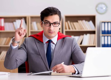 Ofiste çalışan süper kahraman iş adamı.