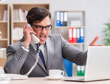 ofiste çalışan yakışıklı işadamı