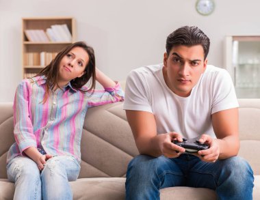 Bilgisayar oyunları bağımlılığından muzdarip genç aile