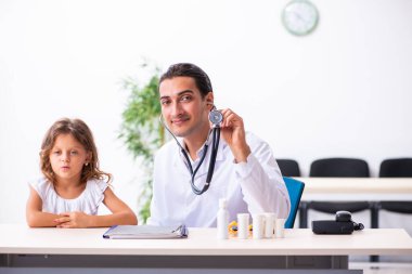 Küçük bir kızla genç bir doktor çocuk doktoru.