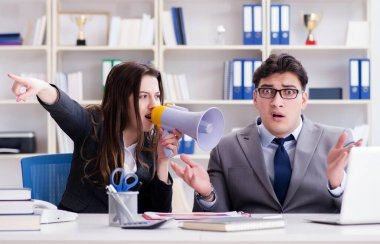 Kadın ve erkek arasındaki ofis anlaşmazlığı