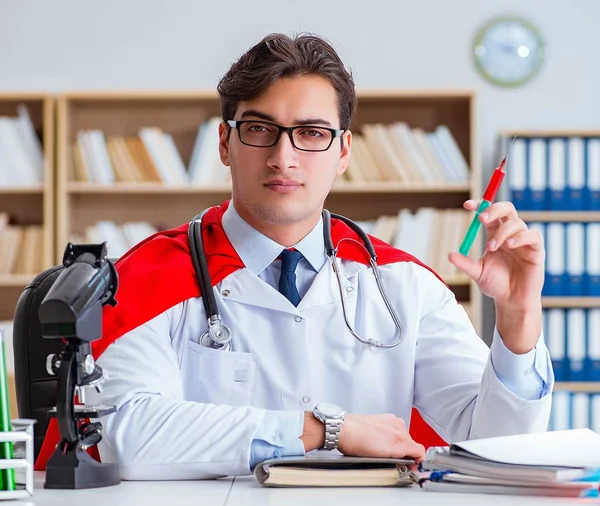 Superhelden-Arzt arbeitet im Krankenhaus-Labor — Stockfoto