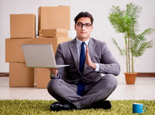 Empresario meditando en el piso de la oficina —  Fotos de Stock