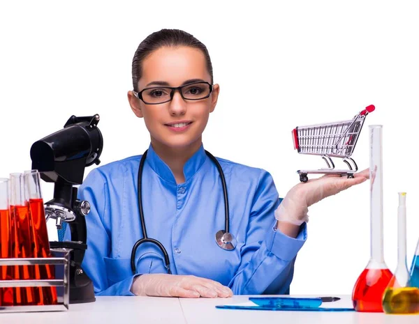 Doctora joven en laboratorio aislada en blanco —  Fotos de Stock