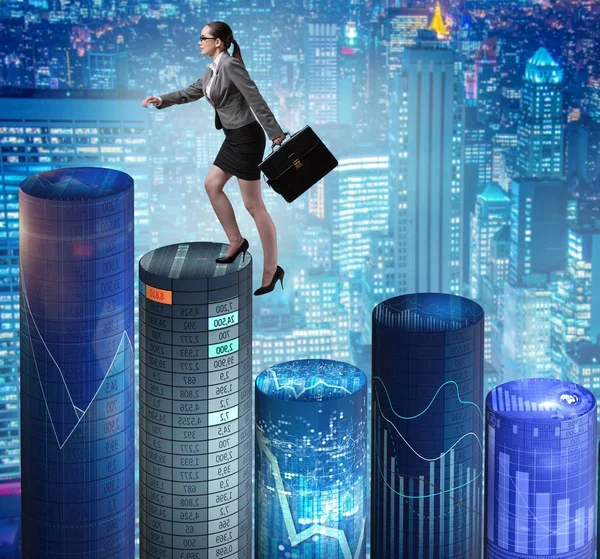 Geschäftsfrau läuft über Balkendiagramme — Stockfoto