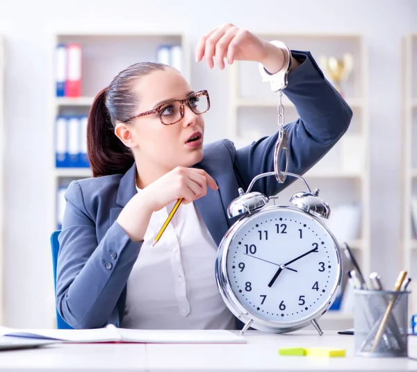 Mujer de negocios en concepto de gestión del tiempo — Foto de Stock