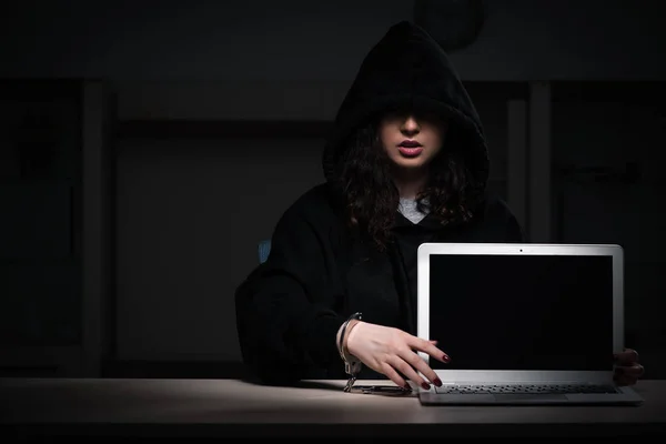 Femmina hacker hacking firewall di sicurezza in ritardo in ufficio — Foto Stock