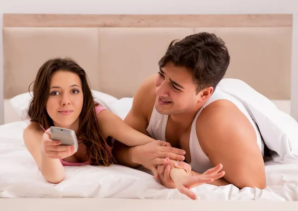 Rodinný konflikt s manželkou manžel v posteli — Stock fotografie
