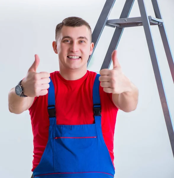 Lohnunternehmer arbeitet in der Werkstatt — Stockfoto