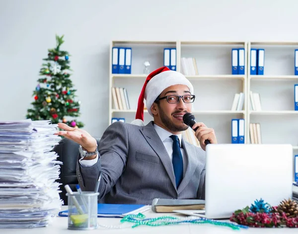 Young businessman celebrating christmas in the office — Stock Photo, Image