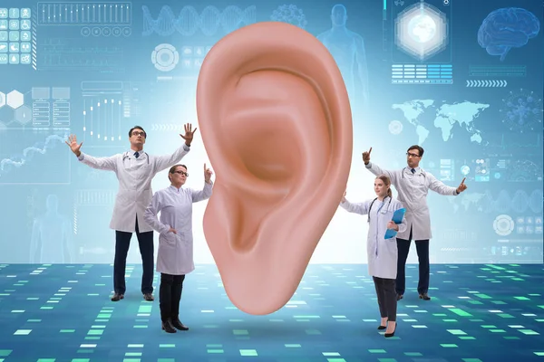 Médico examinando oído gigante en concepto médico — Foto de Stock