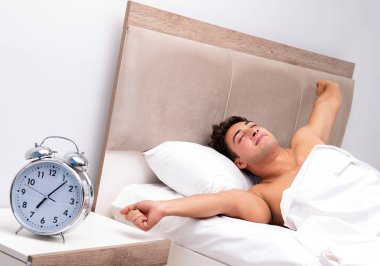 Genç adam sabah uyanma zorlanıyor