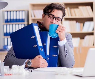 Hasta işadamı, ofiste hastalık yüzünden acı çekiyor.