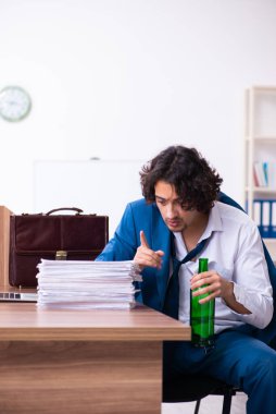 Ofisteki genç sarhoş çalışan.