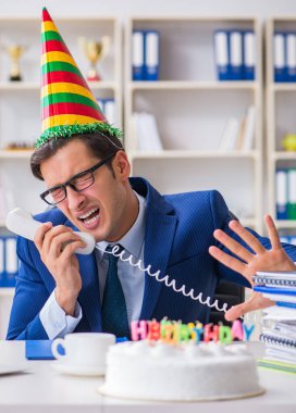 Adam ofiste doğum gününü kutluyor.