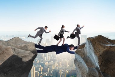 İşadamı destek konseptinde köprü görevi görüyor