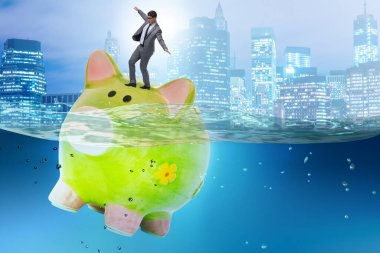 Piggybank ile borç konsepti içinde bir işadamı
