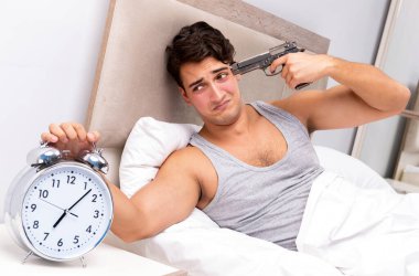 Genç adam sabah uyanma zorlanıyor