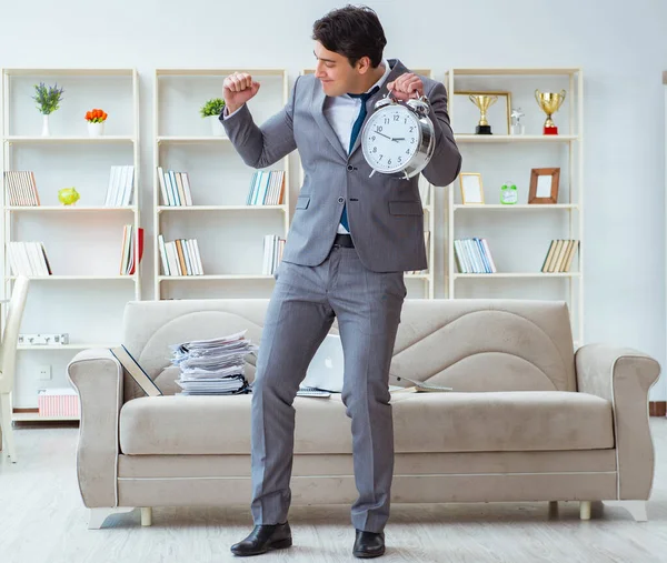 Empresario feliz cumpliendo sus plazos — Foto de Stock