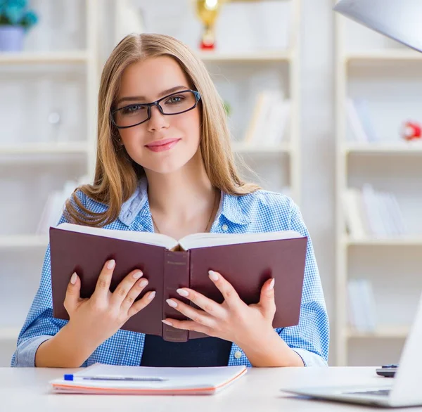 Unga tonåriga kvinnliga student förbereder sig för tentor hemma — Stockfoto