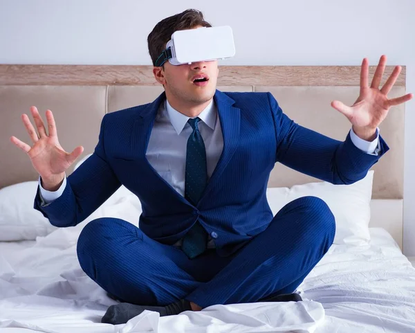 Empresário vestindo um fone de ouvido realidade virtual no quarto — Fotografia de Stock