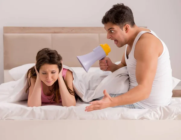 与妻子在床上的家庭冲突 — 图库照片