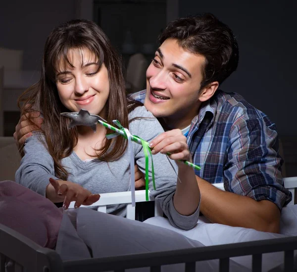 A fiatal szülők álmatlanul alszanak újszülöttel éjszaka. — Stock Fotó
