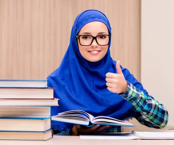 Μουσουλμανικές κορίτσι προετοιμασία για εισαγωγικές εξετάσεις — Φωτογραφία Αρχείου
