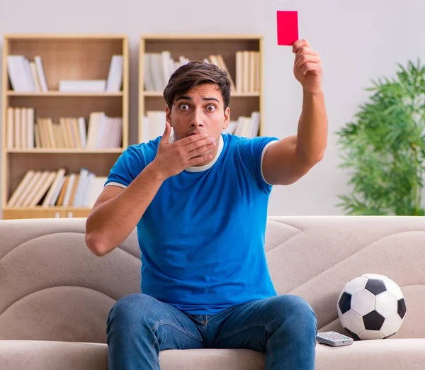 Uomo guardando il calcio a casa seduto sul divano — Foto Stock
