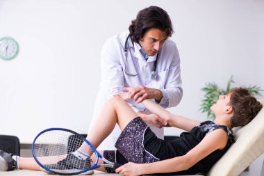 Erkek tenisçi genç doktor travmatolojist ziyaret