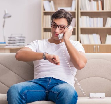 Koltukta yalan telefonda konuşan genç adam