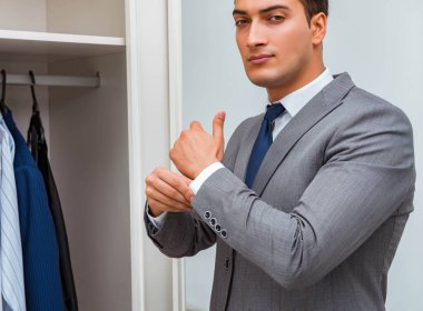 İş adamı iş için giyiniyor.