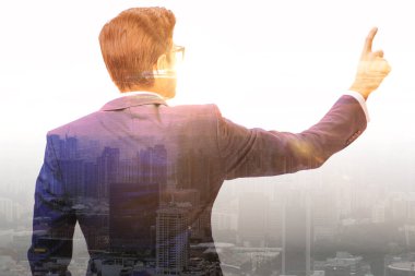 İş dünyasında şehir manzarasına karşı başarılı bir işadamı