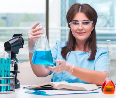 Laboratuarda çalışan genç kadın doktor