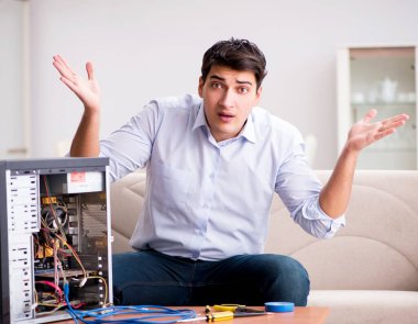 Kırık pc bilgisayar ile sinirli adam