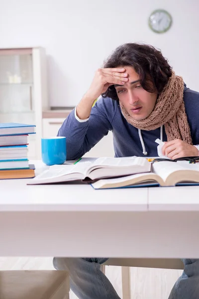 Malade étudiant masculin souffrant à la maison — Photo