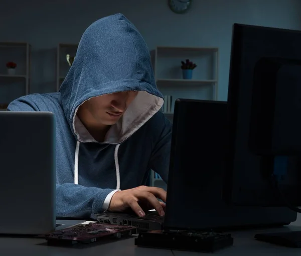 Hacker hacken computer 's nachts — Stockfoto