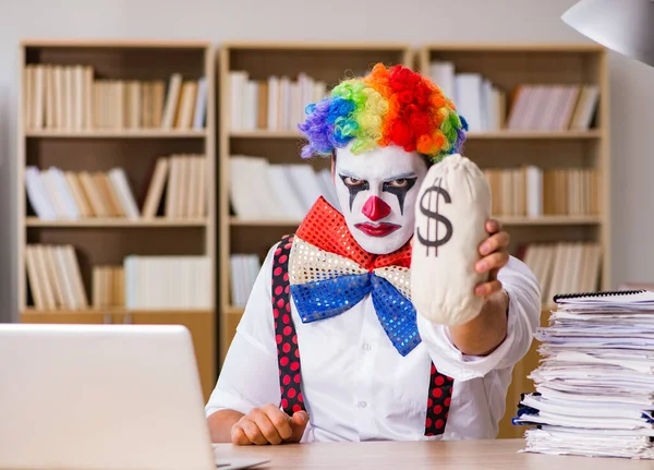 Homme d'affaires clown travaillant dans le bureau — Photo