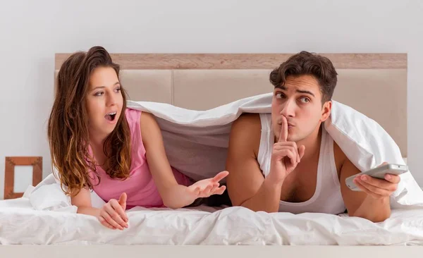 Conflicto familiar con la esposa marido en la cama — Foto de Stock