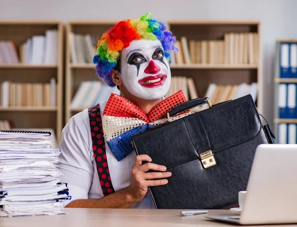 Clown-Geschäftsmann arbeitet im Büro — Stockfoto