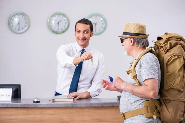 Mochilero en la recepción del hotel — Foto de Stock