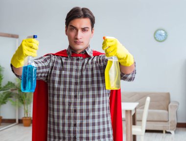 Süper kahraman temizleyicisi evde çalışıyor.