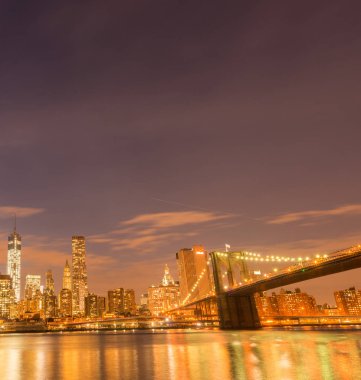 Manhattan ve Brooklyn köprüsünün gece manzarası