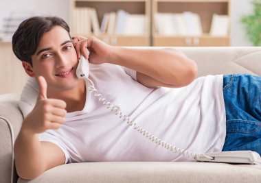 Koltukta yalan telefonda konuşan genç adam