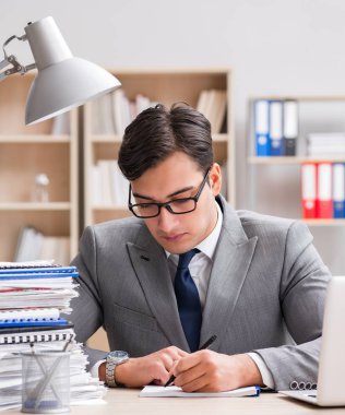 ofiste çalışan yakışıklı işadamı