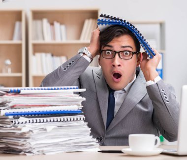 ofiste çalışan yakışıklı işadamı