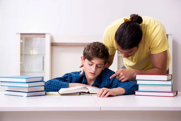 Baba oğlunun okula hazırlanmasına yardım ediyor. — Stok fotoğraf